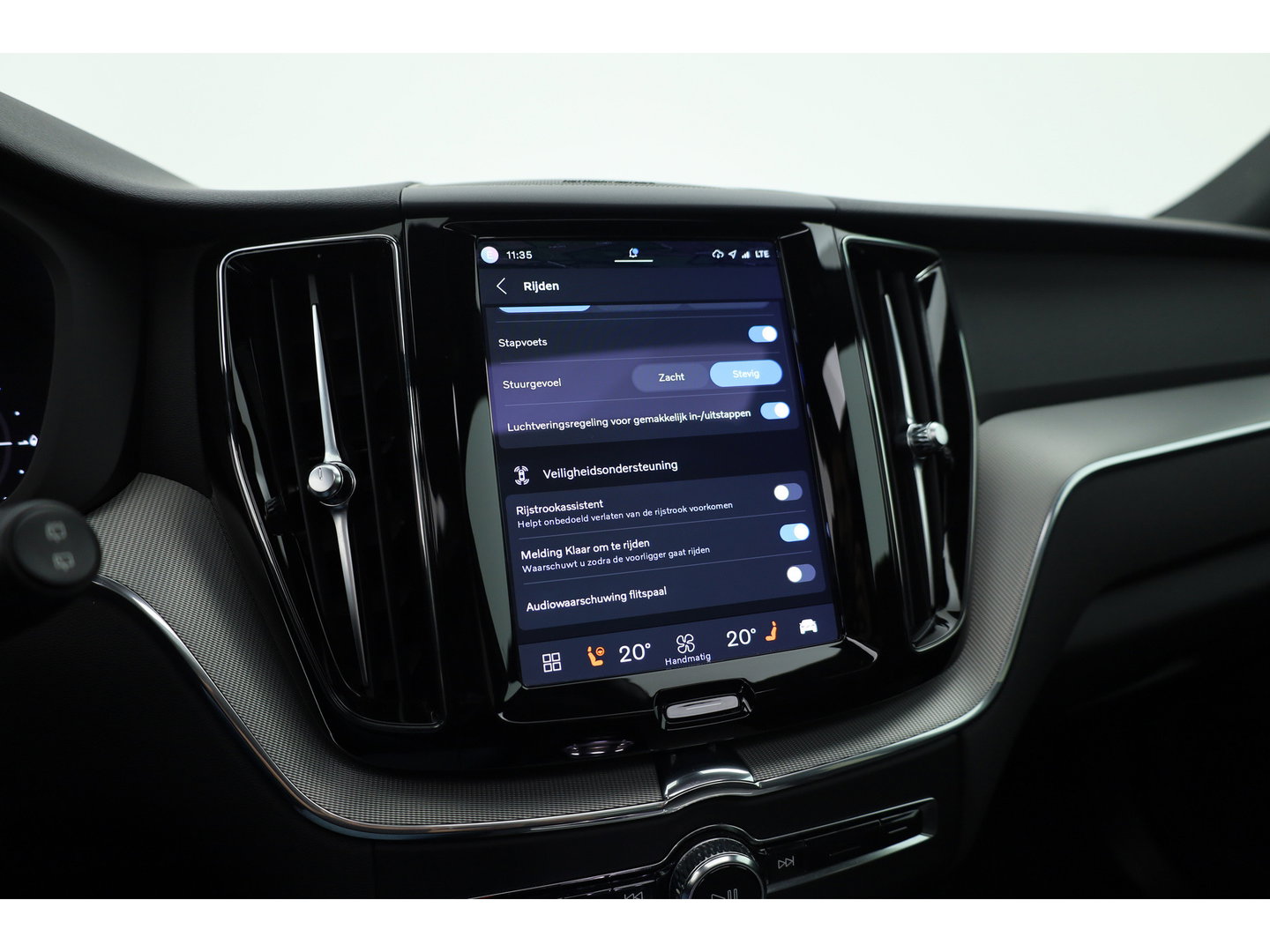 Volvo XC60 2.0 T8 Plug-in hybrid AWD Ultimate Dark | Luchtvering | 100% soh | 360 camera | 21 inch | H&K Audio |