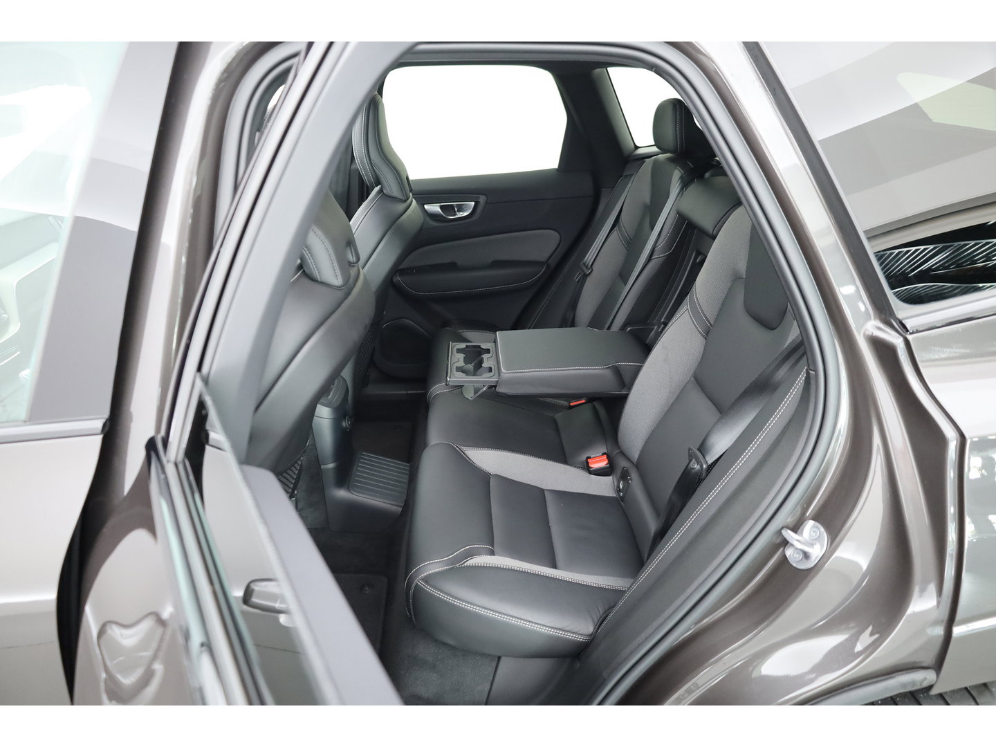 Volvo XC60 2.0 T8 Plug-in hybrid AWD Ultimate Dark | Luchtvering | 100% soh | 360 camera | 21 inch | H&K Audio |