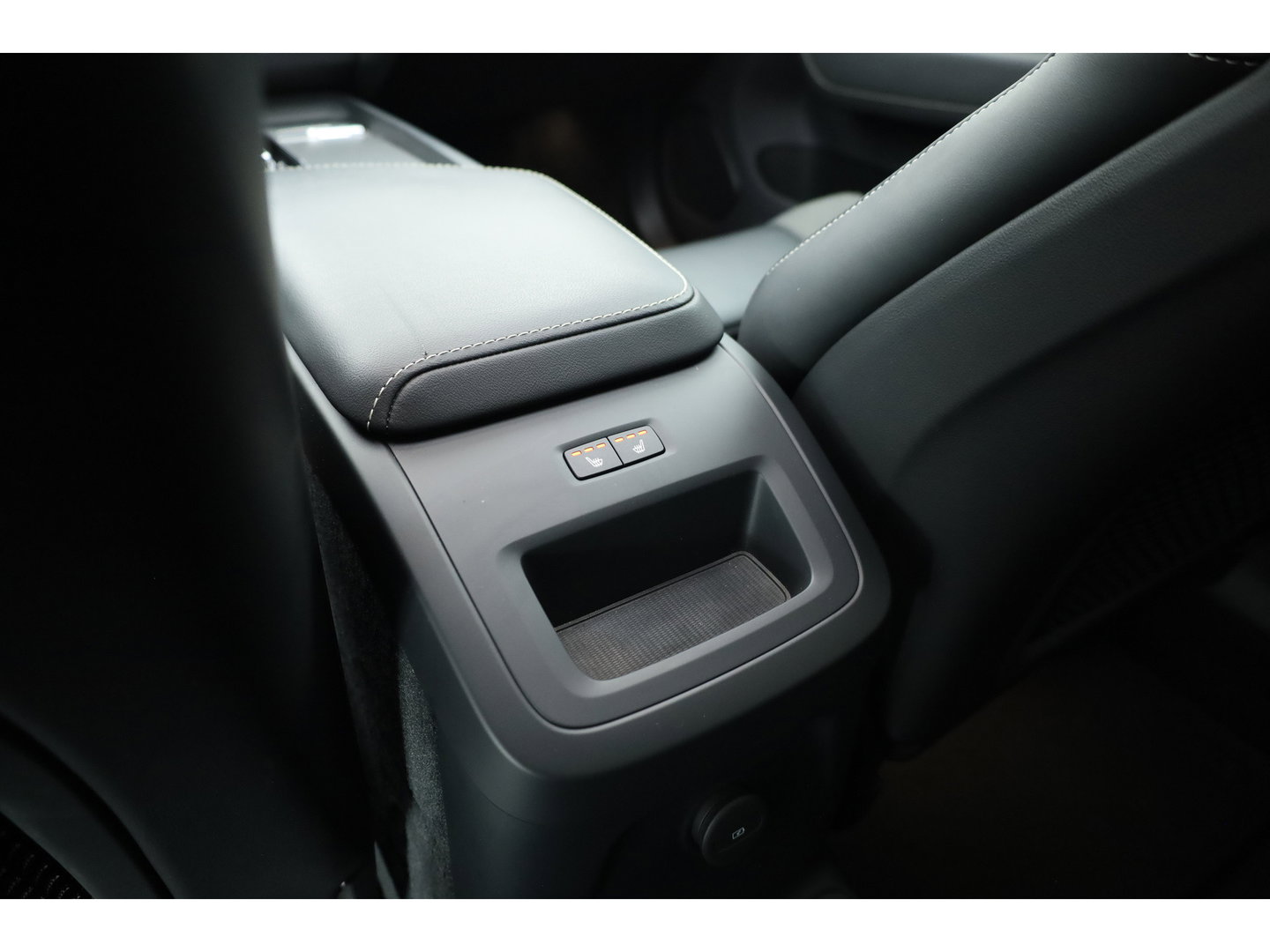 Volvo XC60 2.0 T8 Plug-in hybrid AWD Ultimate Dark | Luchtvering | 100% soh | 360 camera | 21 inch | H&K Audio |