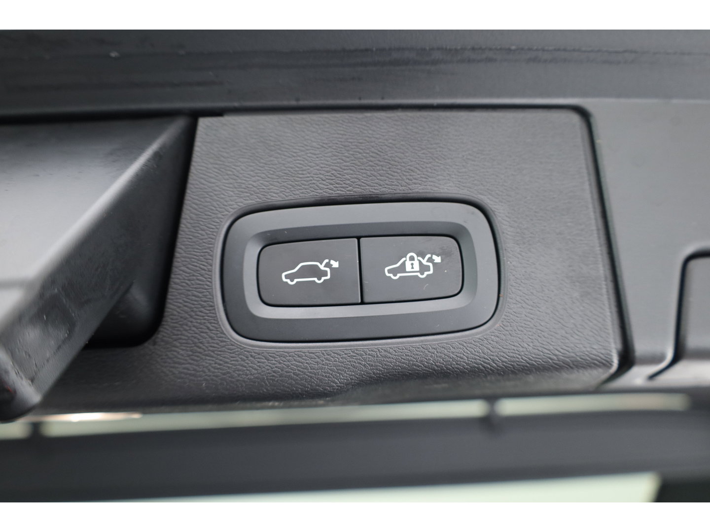 Volvo XC60 2.0 T8 Plug-in hybrid AWD Ultimate Dark | Luchtvering | 100% soh | 360 camera | 21 inch | H&K Audio |
