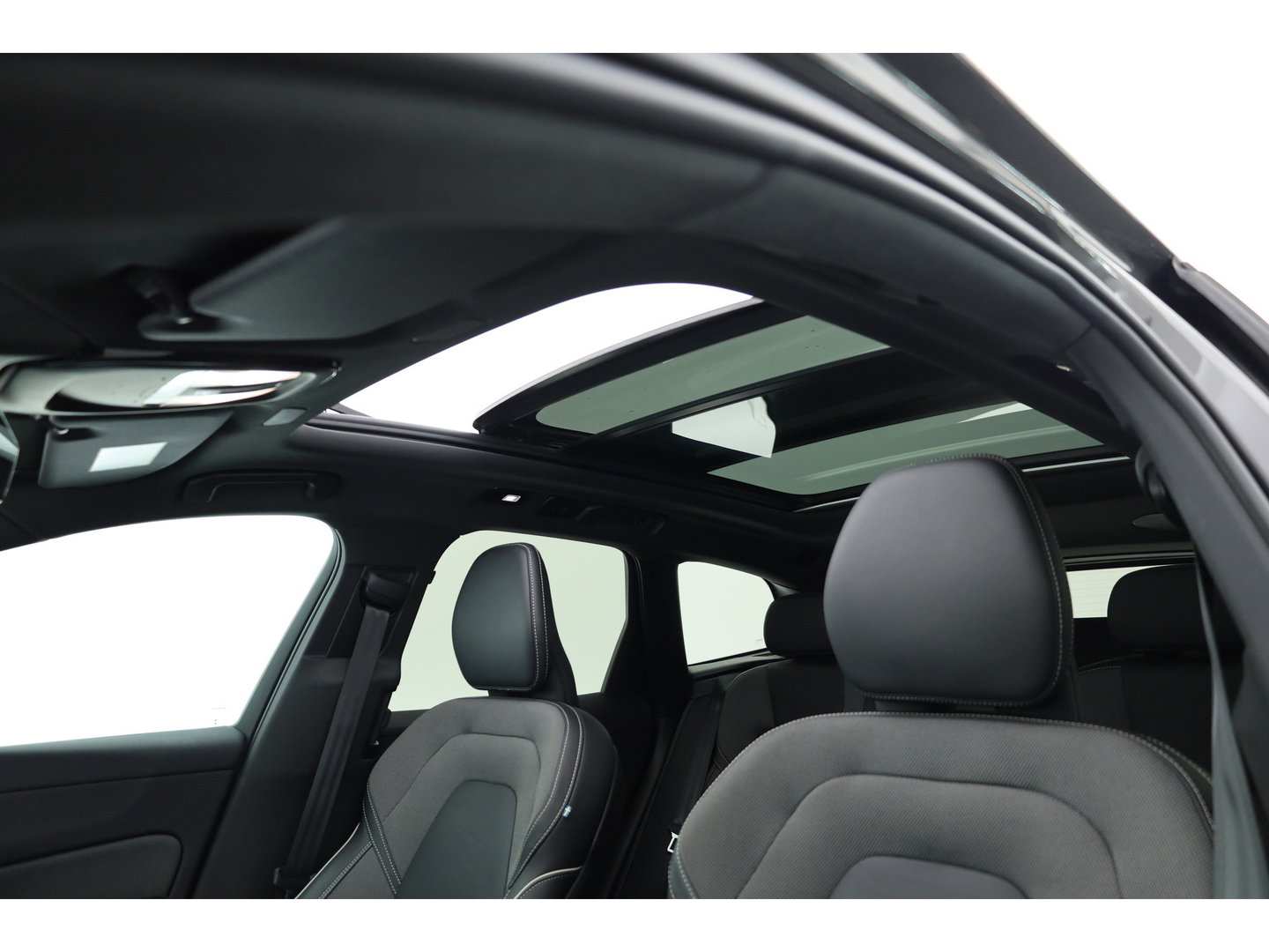 Volvo XC60 2.0 T8 Plug-in hybrid AWD Ultimate Dark | Luchtvering | 100% soh | 360 camera | 21 inch | H&K Audio |
