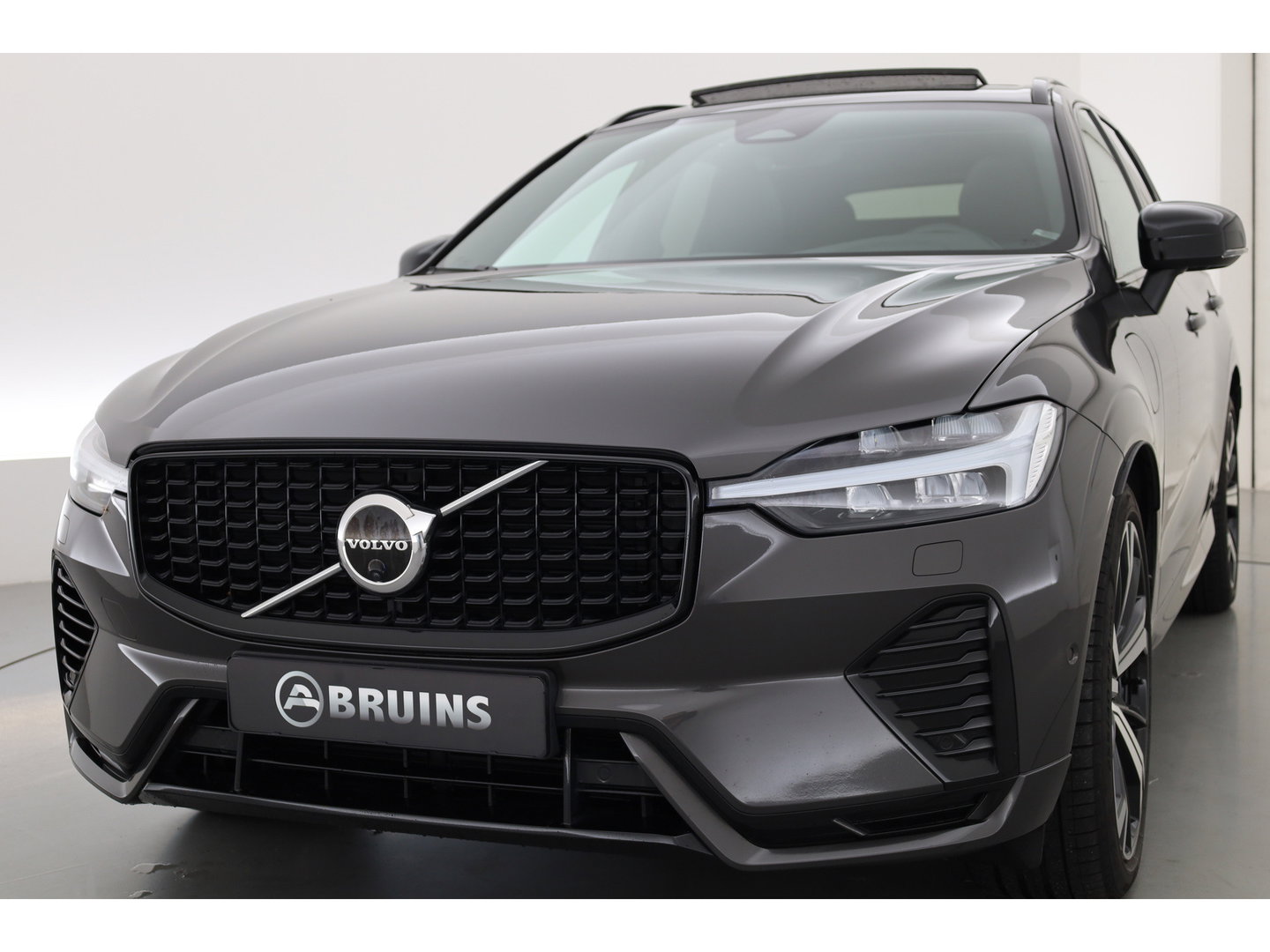 Volvo XC60 2.0 T8 Plug-in hybrid AWD Ultimate Dark | Luchtvering | 100% soh | 360 camera | 21 inch | H&K Audio |