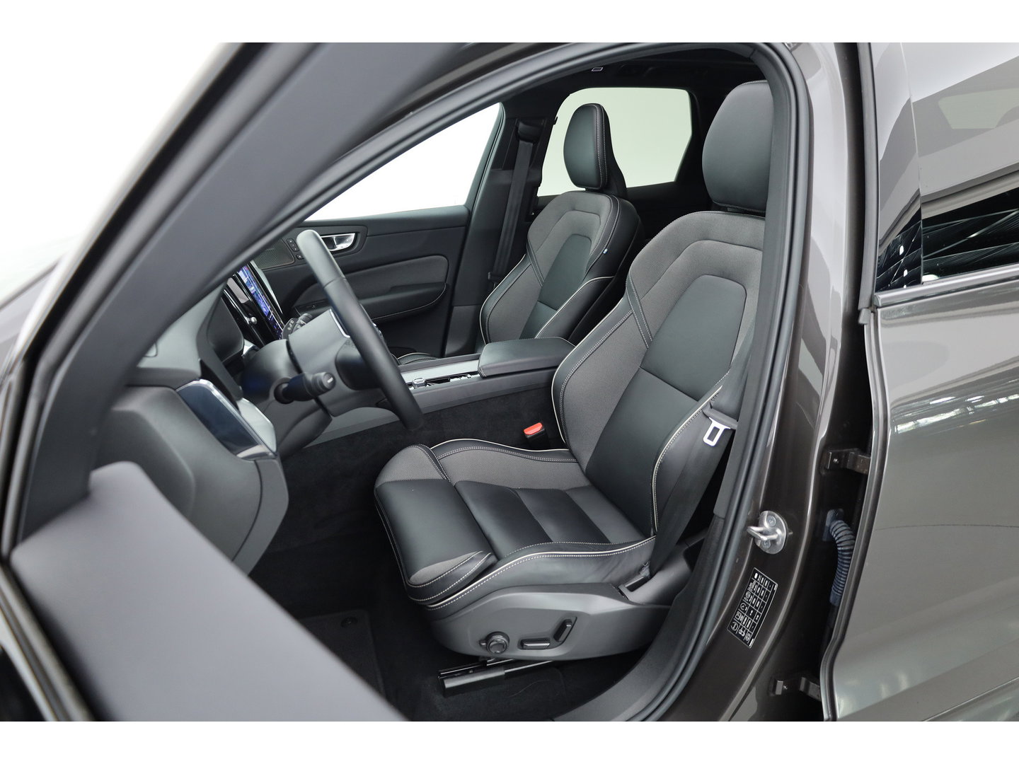 Volvo XC60 2.0 T8 Plug-in hybrid AWD Ultimate Dark | Luchtvering | 100% soh | 360 camera | 21 inch | H&K Audio |