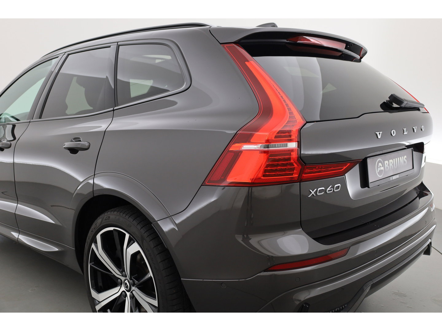 Volvo XC60 2.0 T8 Plug-in hybrid AWD Ultimate Dark | Luchtvering | 100% soh | 360 camera | 21 inch | H&K Audio |