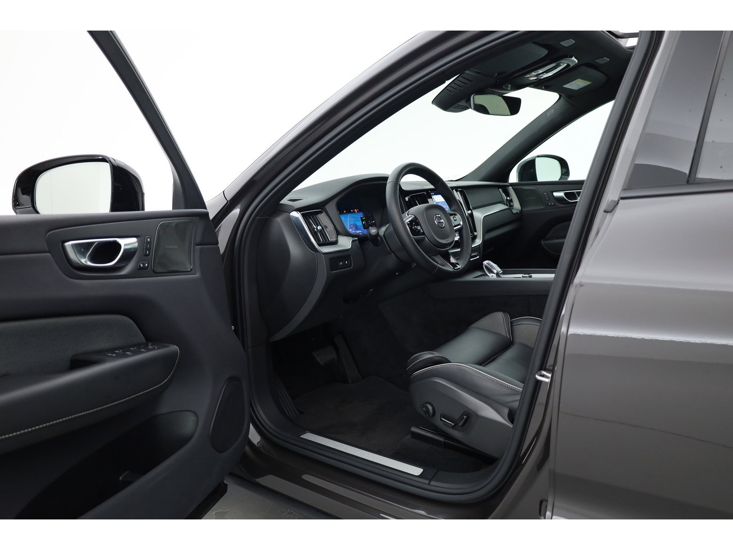 Volvo XC60 2.0 T8 Plug-in hybrid AWD Ultimate Dark | Luchtvering | 100% soh | 360 camera | 21 inch | H&K Audio |