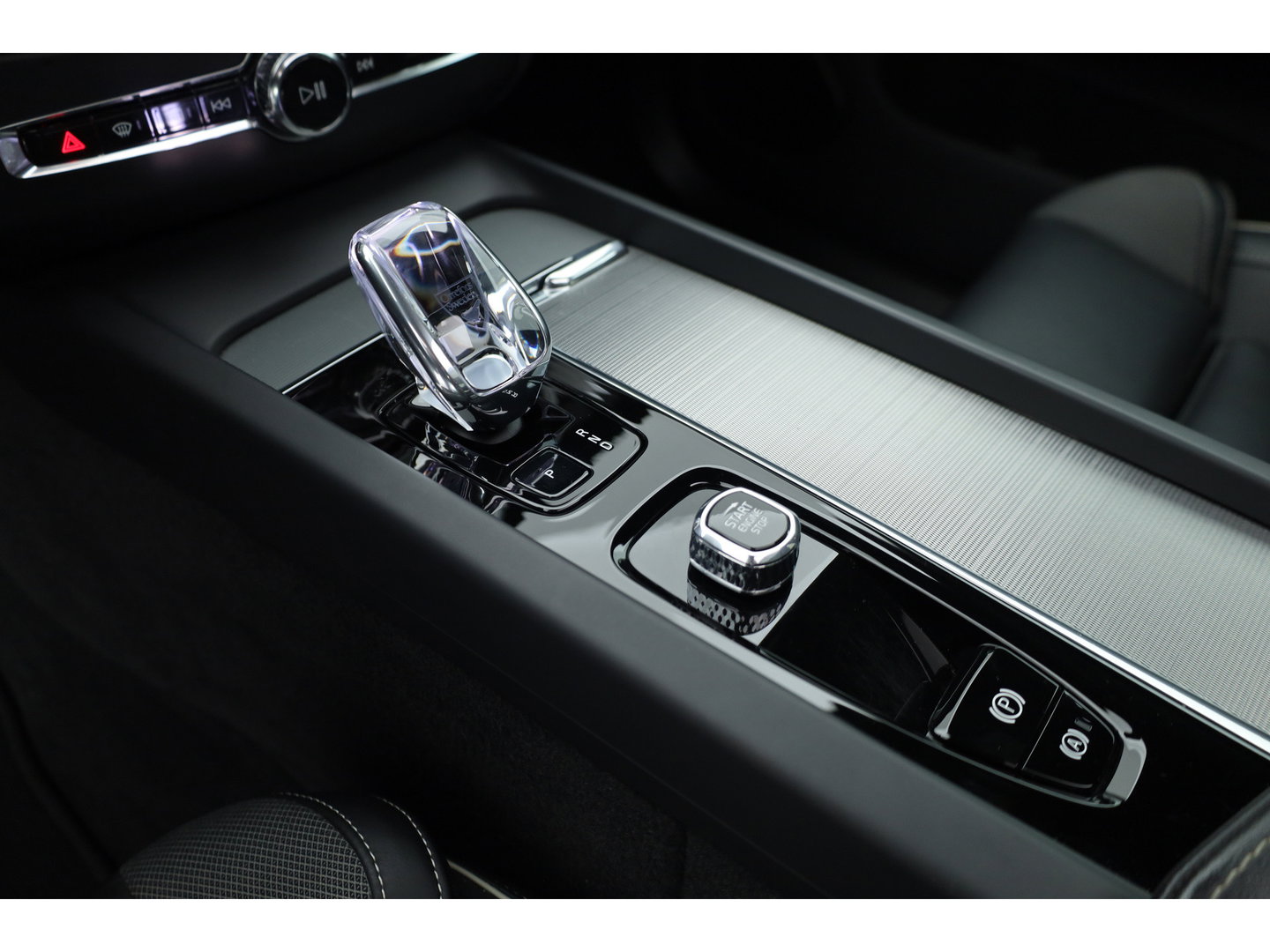 Volvo XC60 2.0 T8 Plug-in hybrid AWD Ultimate Dark | Luchtvering | 100% soh | 360 camera | 21 inch | H&K Audio |