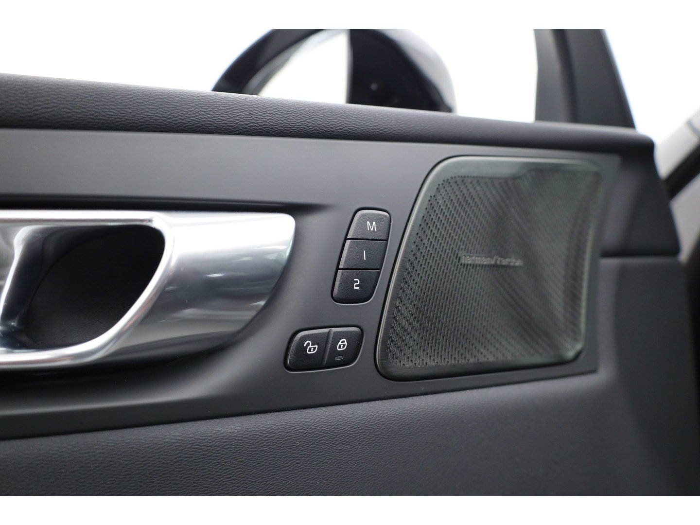 Volvo XC60 2.0 T8 Plug-in hybrid AWD Ultimate Dark | Luchtvering | 100% soh | 360 camera | 21 inch | H&K Audio |