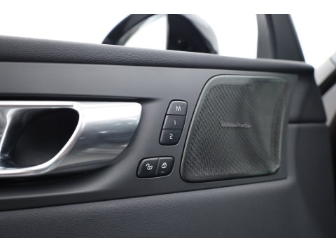 Volvo XC60 2.0 T8 Plug-in hybrid AWD Ultimate Dark | Luchtvering | 100% soh | 360 camera | 21 inch | H&K Audio |