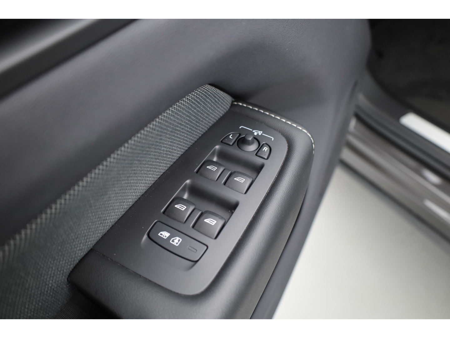 Volvo XC60 2.0 T8 Plug-in hybrid AWD Ultimate Dark | Luchtvering | 100% soh | 360 camera | 21 inch | H&K Audio |
