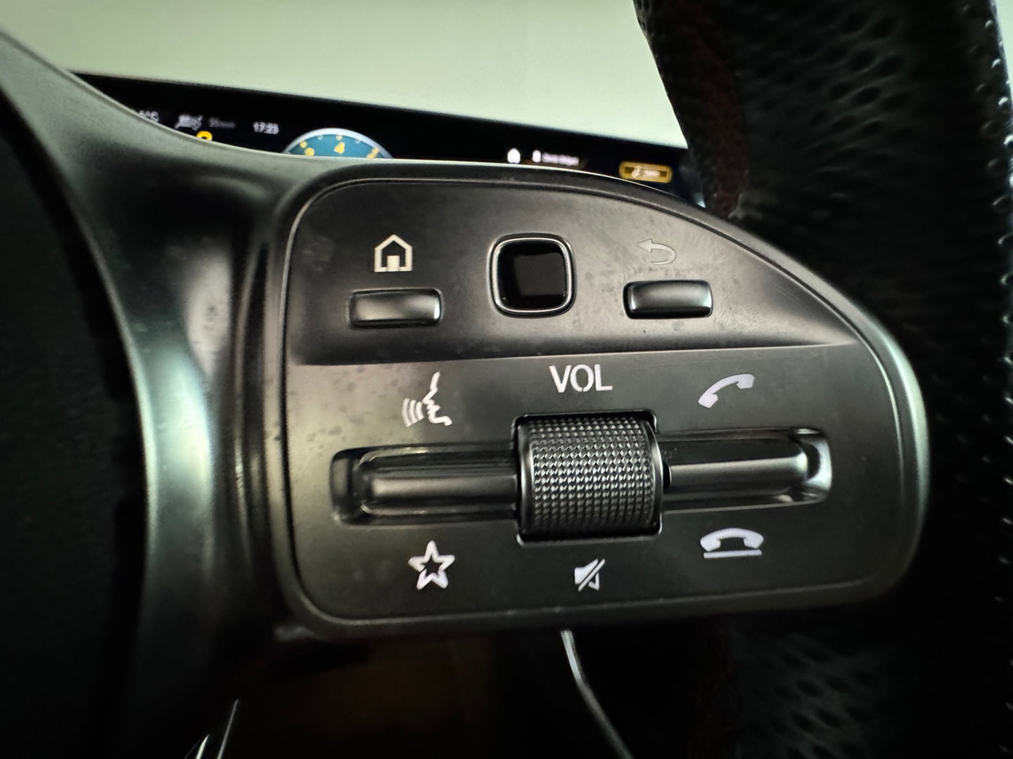 Mercedes-Benz A-Klasse AMG 35 4MATIC Edition 1 Pano|360c|ACC|BlindSpot