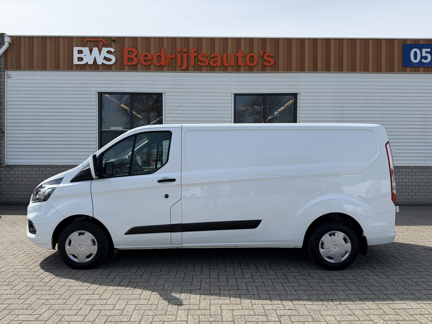 Ford Transit Custom 300 2.0 TDCI 130pk L2H1 Trend / vaste prijs rijklaar € 16.950 ex btw / ingerichte laadruimte / euro 6 / bpm vrij / trekhaak 2800 kg / airco / cruise / navigatie / camera !