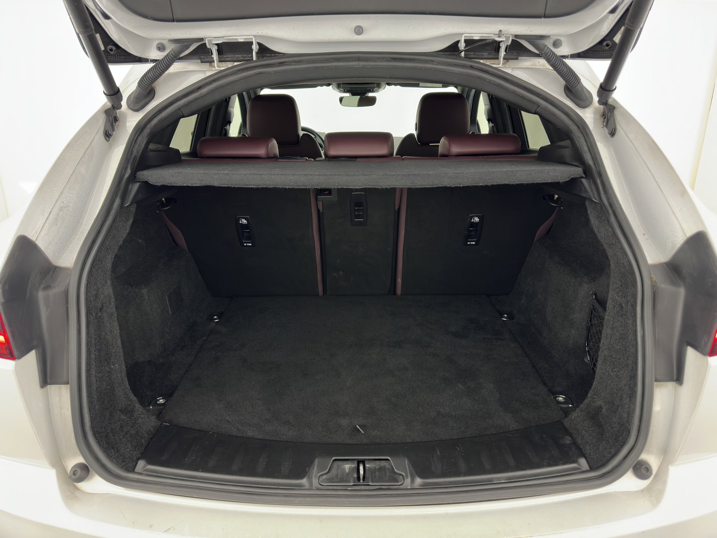Jaguar E-Pace 1.5 P300e AWD R-Dynamic HSE (Plug-in) {SoH-99%} (INCL.BTW) *LEATHER | FULL-LED | MEMORY-PACK | MERIDIAN-SOUND | BLIND-SPOT | CAMERA | NAVI-FULLMAP | HEATED-SPORTSEATS | DAB+ | KEYLESS | ECC | PDC | CRUISE | 20''ALU*