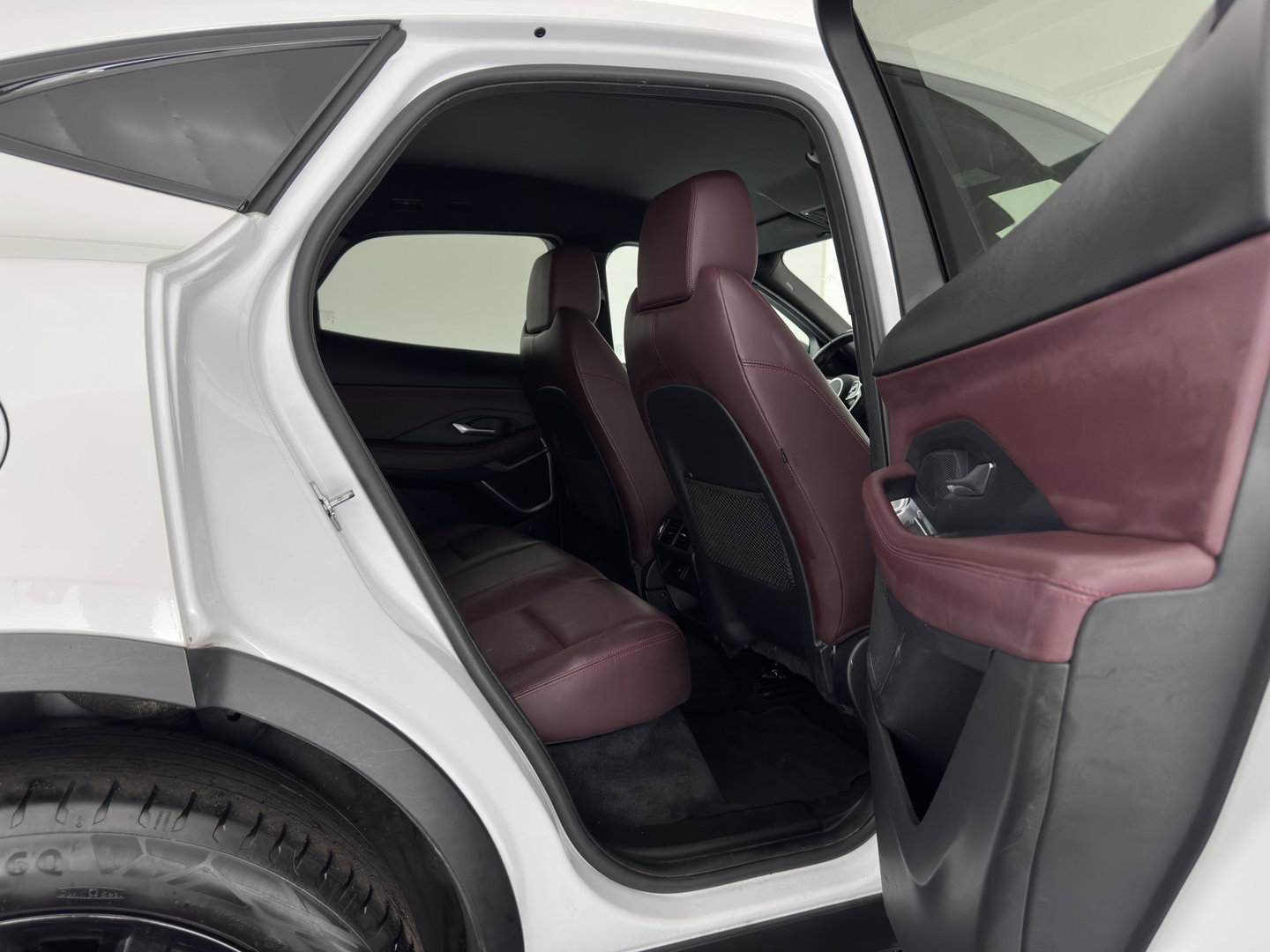 Jaguar E-Pace 1.5 P300e AWD R-Dynamic HSE (Plug-in) {SoH-99%} (INCL.BTW) *LEATHER | FULL-LED | MEMORY-PACK | MERIDIAN-SOUND | BLIND-SPOT | CAMERA | NAVI-FULLMAP | HEATED-SPORTSEATS | DAB+ | KEYLESS | ECC | PDC | CRUISE | 20''ALU*