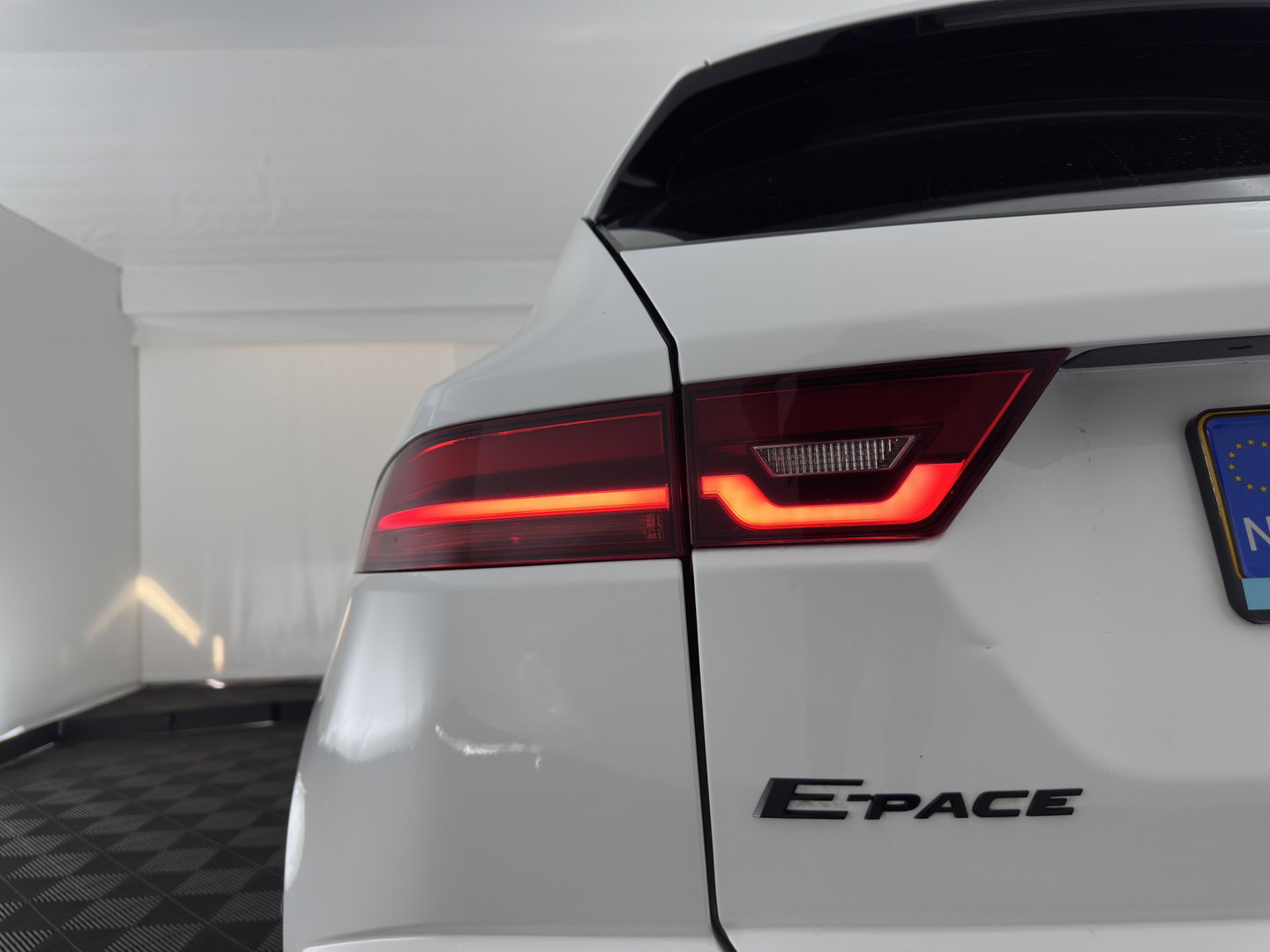 Jaguar E-Pace 1.5 P300e AWD R-Dynamic HSE (Plug-in) {SoH-99%} (INCL.BTW) *LEATHER | FULL-LED | MEMORY-PACK | MERIDIAN-SOUND | BLIND-SPOT | CAMERA | NAVI-FULLMAP | HEATED-SPORTSEATS | DAB+ | KEYLESS | ECC | PDC | CRUISE | 20''ALU*