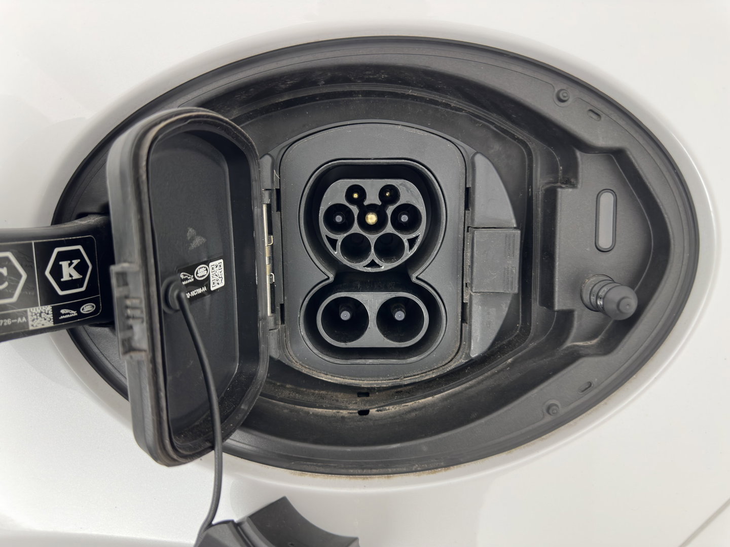 Jaguar E-Pace 1.5 P300e AWD R-Dynamic HSE (Plug-in) {SoH-99%} (INCL.BTW) *LEATHER | FULL-LED | MEMORY-PACK | MERIDIAN-SOUND | BLIND-SPOT | CAMERA | NAVI-FULLMAP | HEATED-SPORTSEATS | DAB+ | KEYLESS | ECC | PDC | CRUISE | 20''ALU*