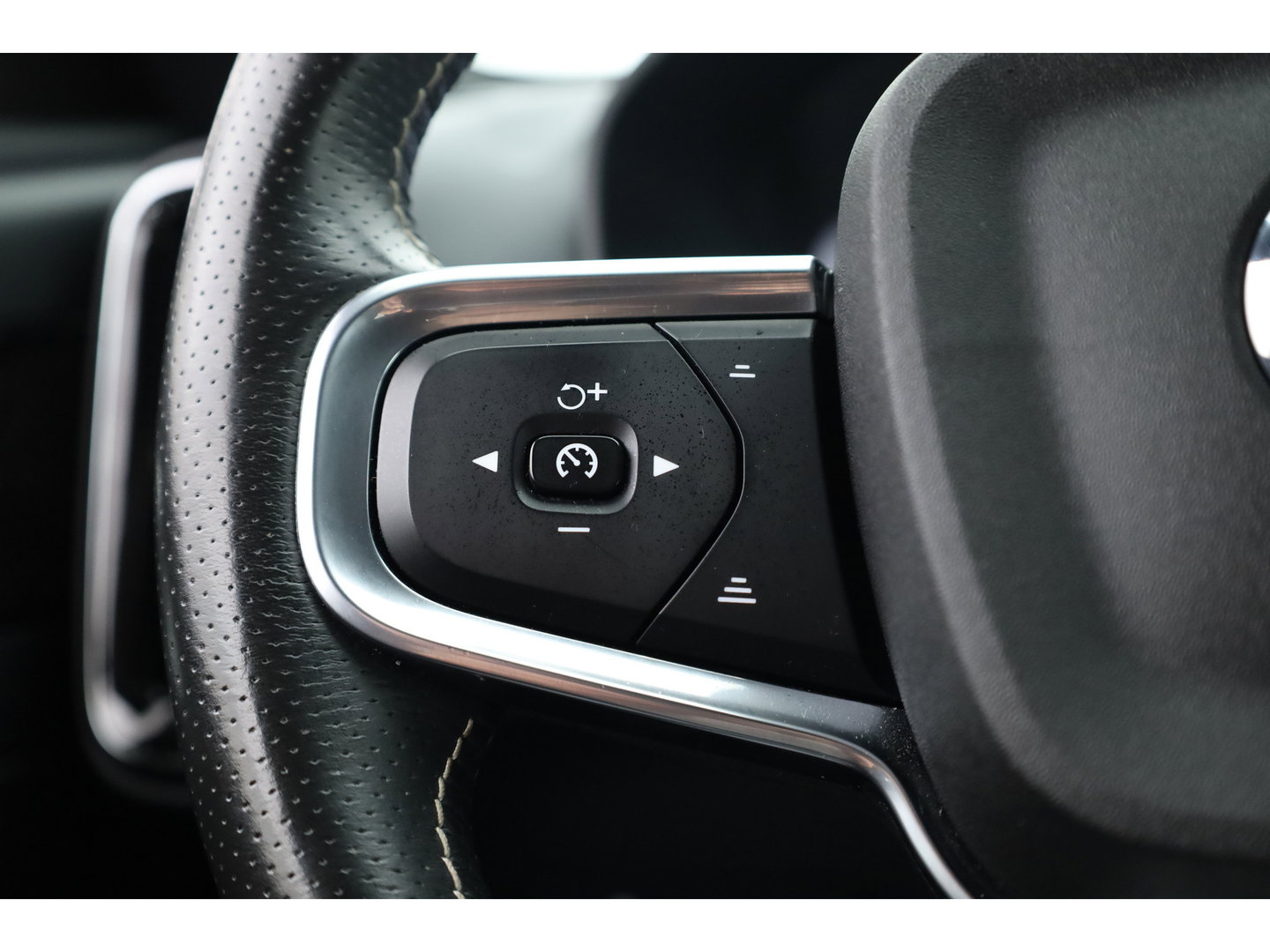 Volvo XC40 1.5 T4 Recharge R-Design Expression | Rijklaar! | Trekhaak | H&K Audio | Leder | Camera | Cruise | Stoel- Stuurverw. | Keyless | 19''