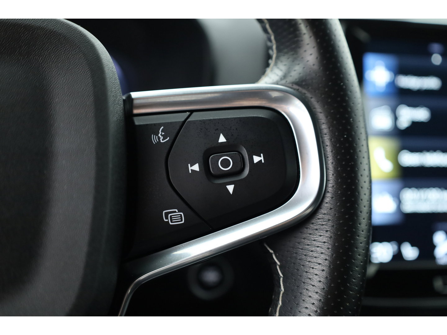 Volvo XC40 1.5 T4 Recharge R-Design Expression | Rijklaar! | Trekhaak | H&K Audio | Leder | Camera | Cruise | Stoel- Stuurverw. | Keyless | 19''