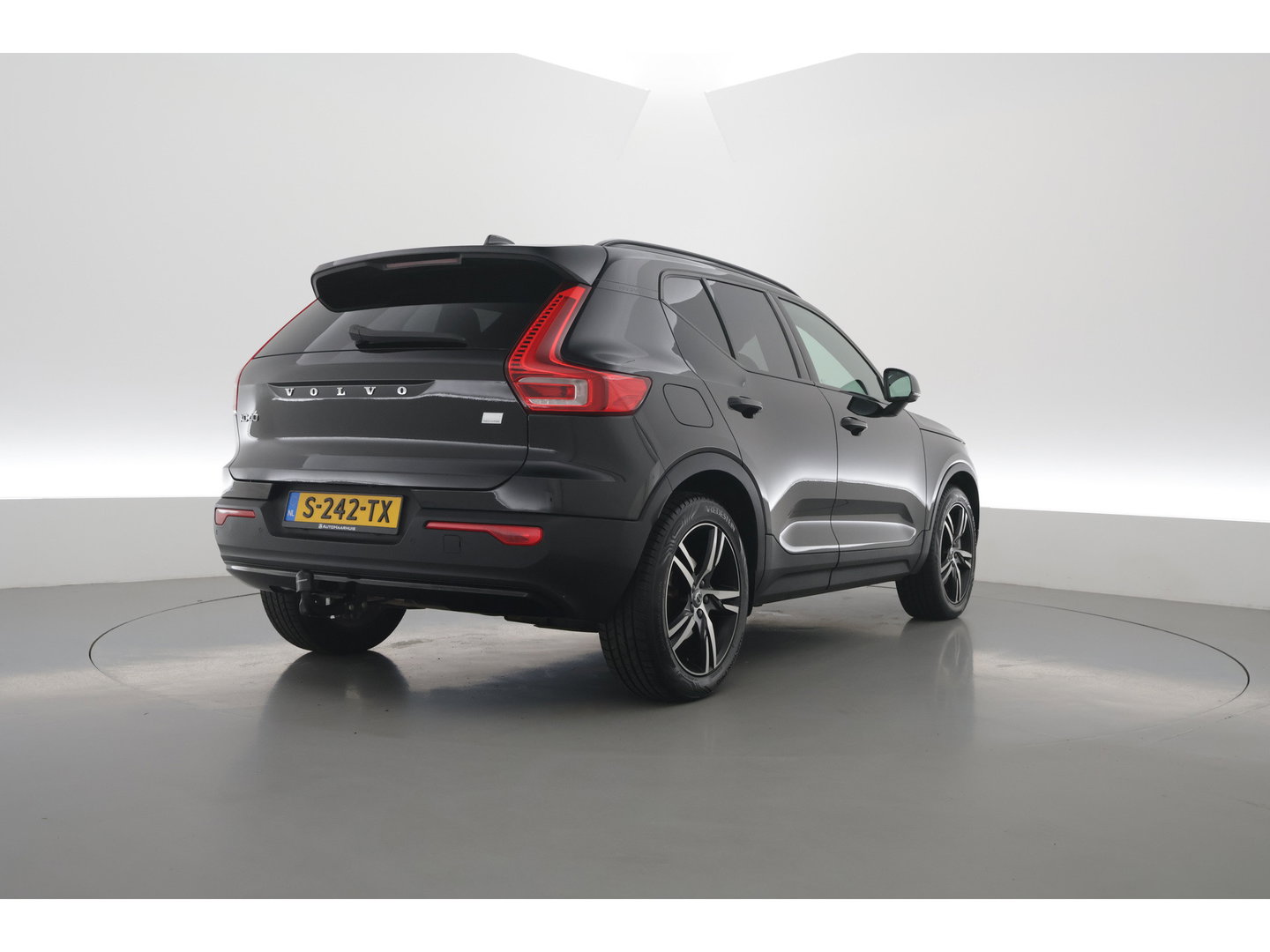 Volvo XC40 1.5 T4 Recharge R-Design Expression | Rijklaar! | Trekhaak | H&K Audio | Leder | Camera | Cruise | Stoel- Stuurverw. | Keyless | 19''