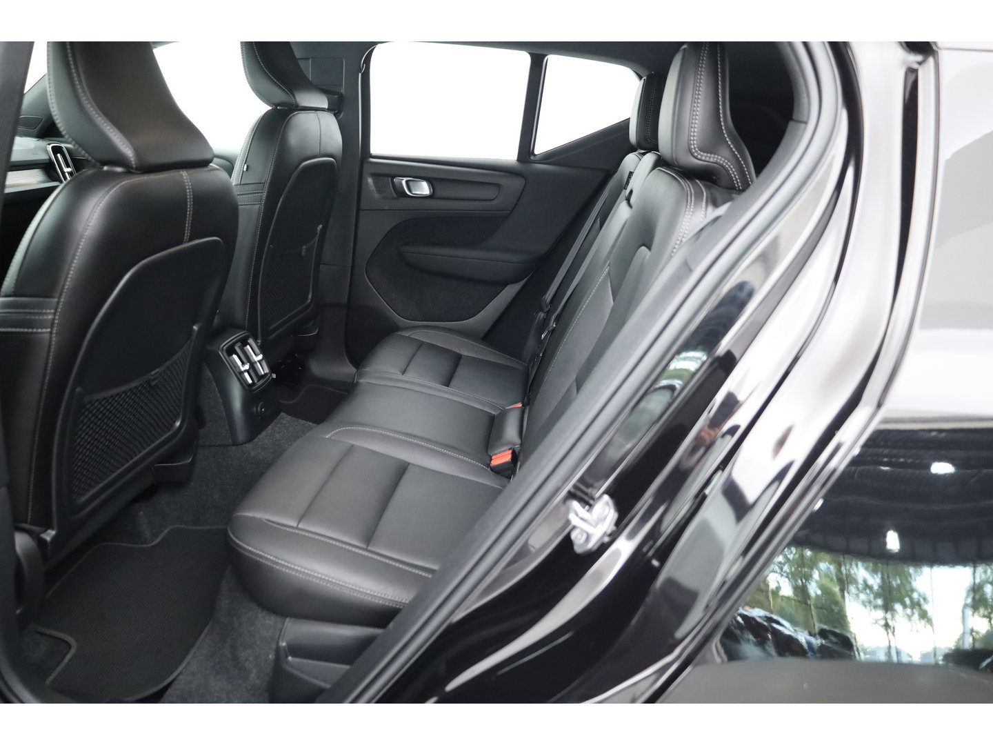 Volvo XC40 1.5 T4 Recharge R-Design Expression | Rijklaar! | Trekhaak | H&K Audio | Leder | Camera | Cruise | Stoel- Stuurverw. | Keyless | 19''