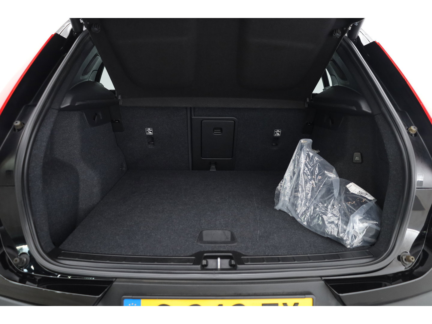 Volvo XC40 1.5 T4 Recharge R-Design Expression | Rijklaar! | Trekhaak | H&K Audio | Leder | Camera | Cruise | Stoel- Stuurverw. | Keyless | 19''