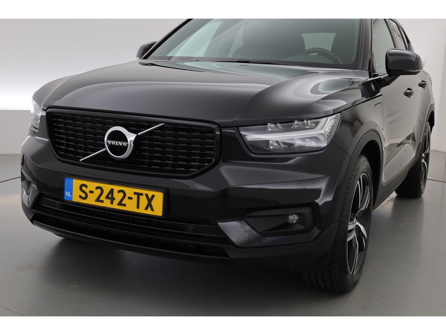 Volvo XC40 1.5 T4 Recharge R-Design Expression | Rijklaar! | Trekhaak | H&K Audio | Leder | Camera | Cruise | Stoel- Stuurverw. | Keyless | 19''