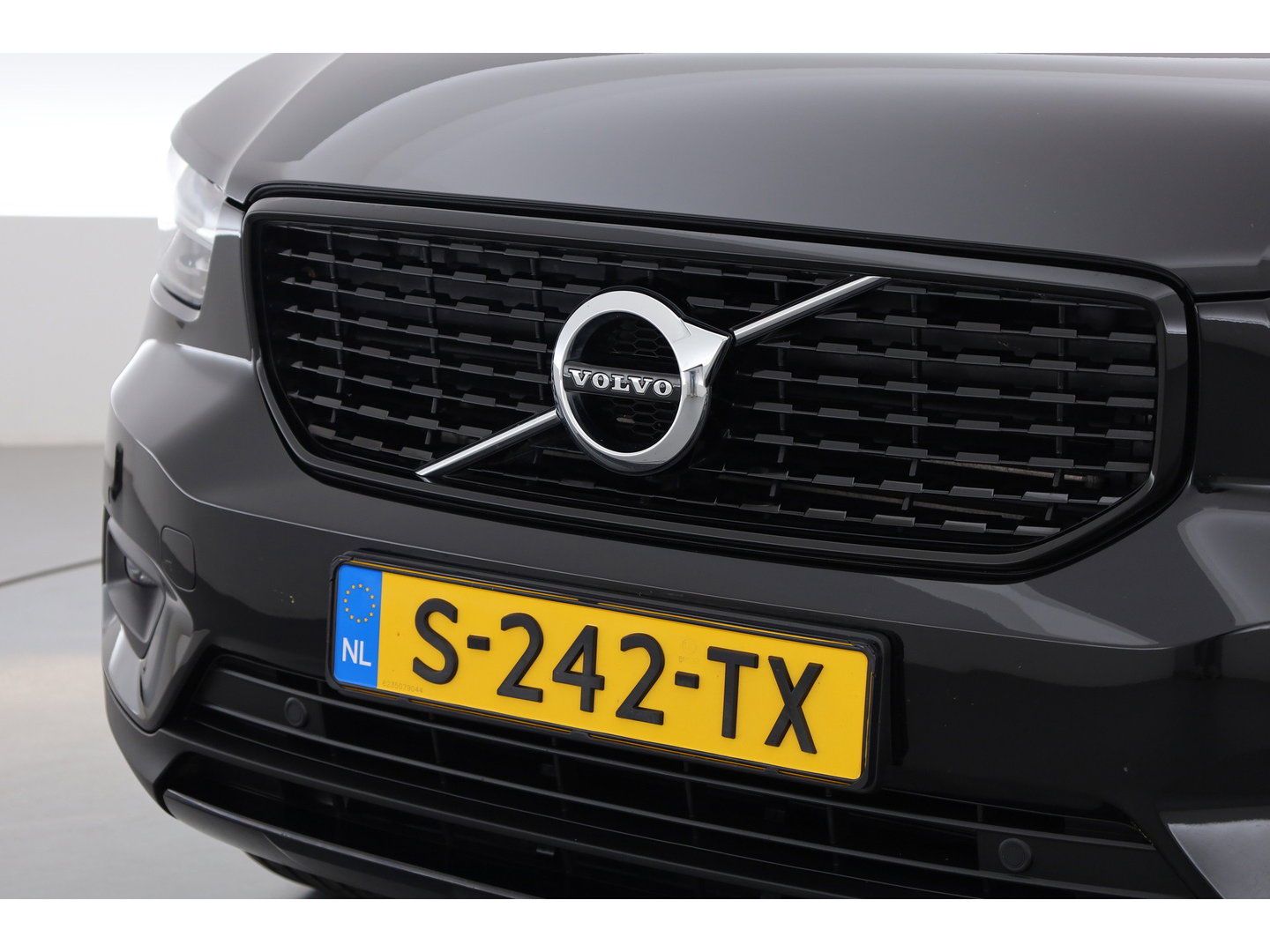Volvo XC40 1.5 T4 Recharge R-Design Expression | Rijklaar! | Trekhaak | H&K Audio | Leder | Camera | Cruise | Stoel- Stuurverw. | Keyless | 19''