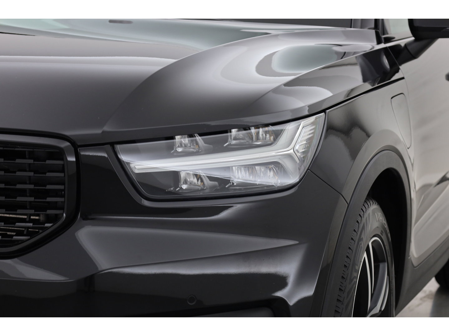 Volvo XC40 1.5 T4 Recharge R-Design Expression | Rijklaar! | Trekhaak | H&K Audio | Leder | Camera | Cruise | Stoel- Stuurverw. | Keyless | 19''