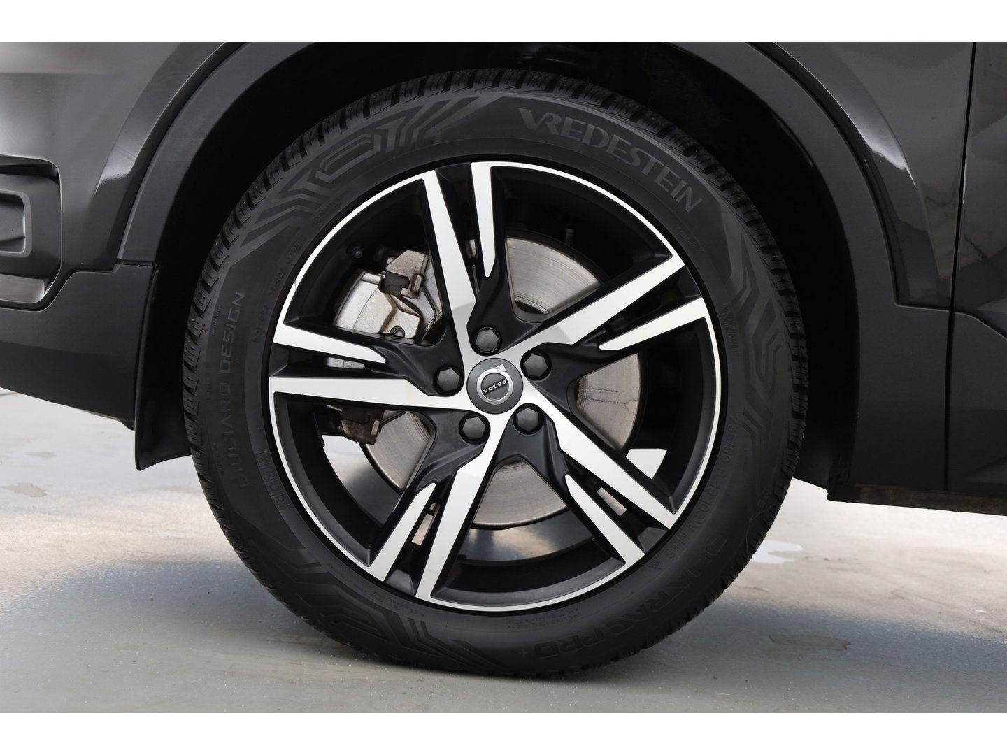 Volvo XC40 1.5 T4 Recharge R-Design Expression | Rijklaar! | Trekhaak | H&K Audio | Leder | Camera | Cruise | Stoel- Stuurverw. | Keyless | 19''