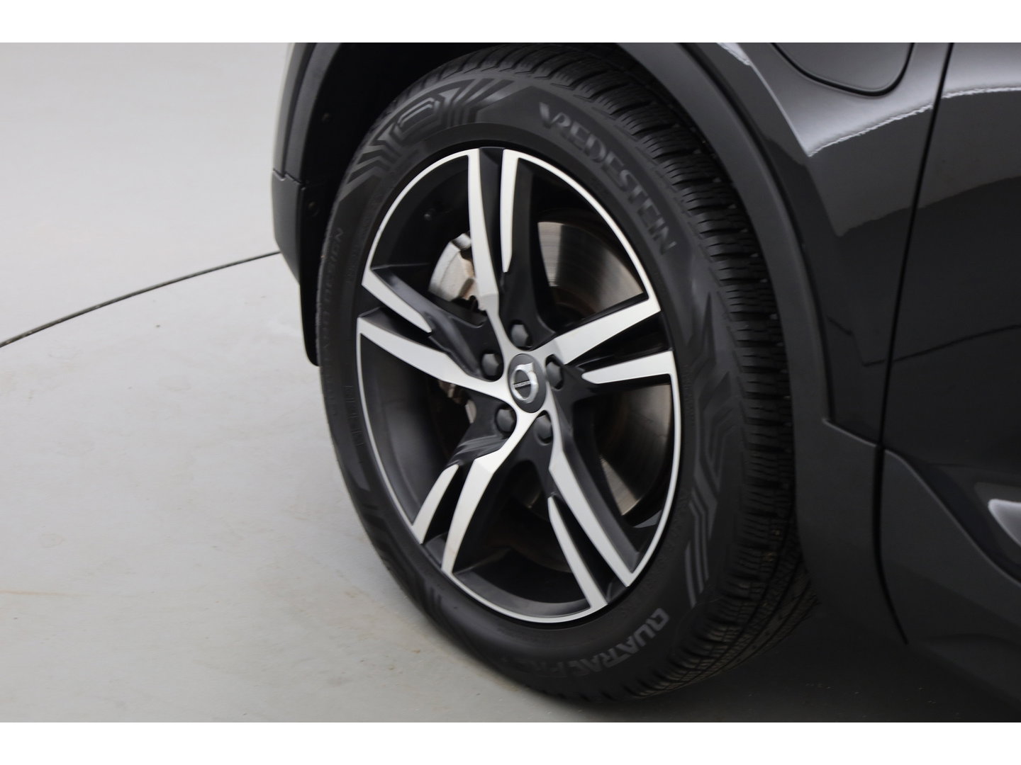 Volvo XC40 1.5 T4 Recharge R-Design Expression | Rijklaar! | Trekhaak | H&K Audio | Leder | Camera | Cruise | Stoel- Stuurverw. | Keyless | 19''
