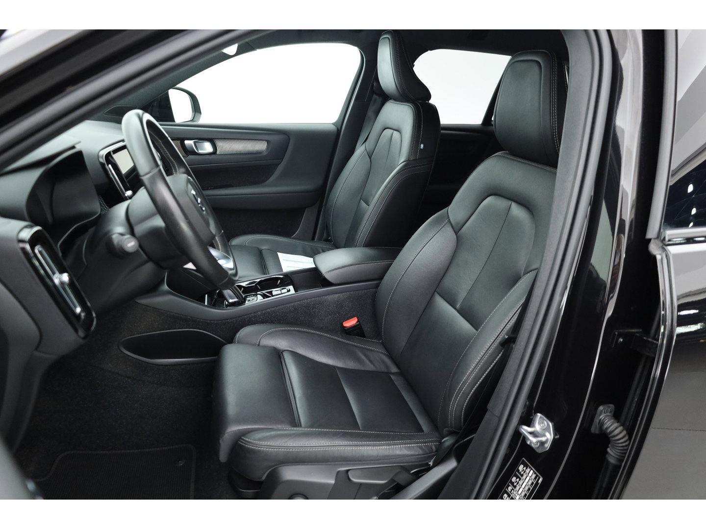 Volvo XC40 1.5 T4 Recharge R-Design Expression | Rijklaar! | Trekhaak | H&K Audio | Leder | Camera | Cruise | Stoel- Stuurverw. | Keyless | 19''