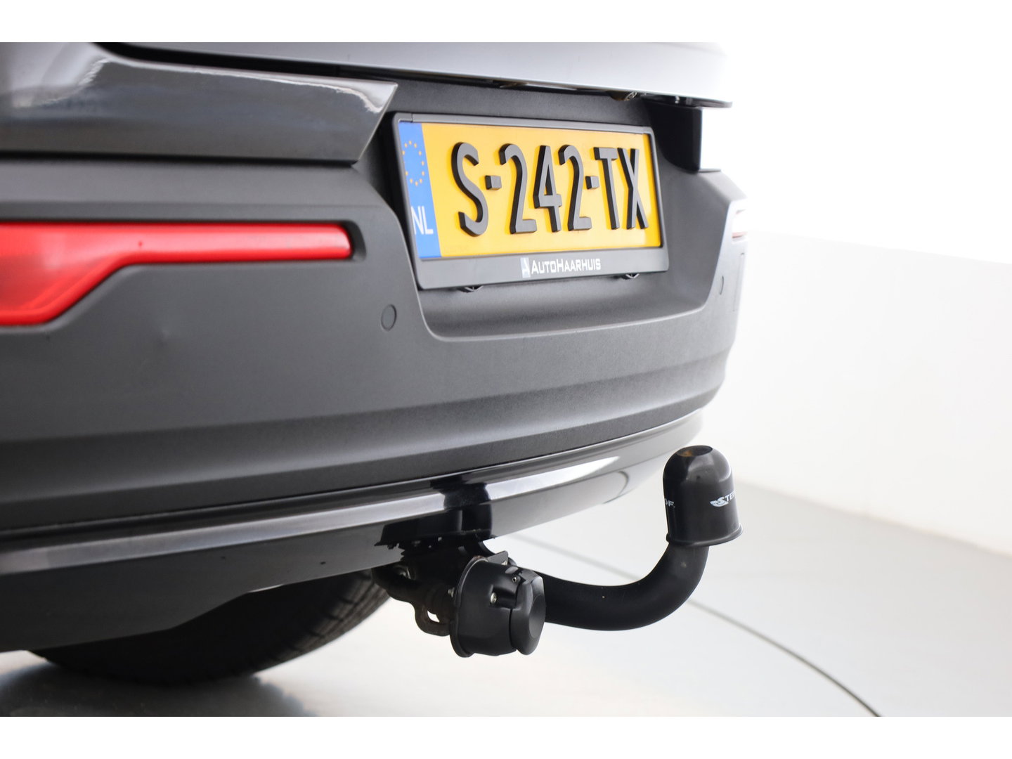 Volvo XC40 1.5 T4 Recharge R-Design Expression | Rijklaar! | Trekhaak | H&K Audio | Leder | Camera | Cruise | Stoel- Stuurverw. | Keyless | 19''