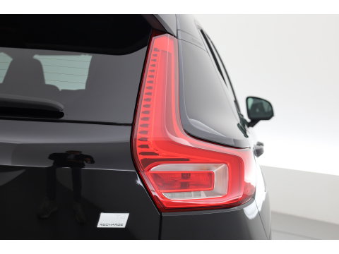 Volvo XC40 1.5 T4 Recharge R-Design Expression | Rijklaar! | Trekhaak | H&K Audio | Leder | Camera | Cruise | Stoel- Stuurverw. | Keyless | 19''