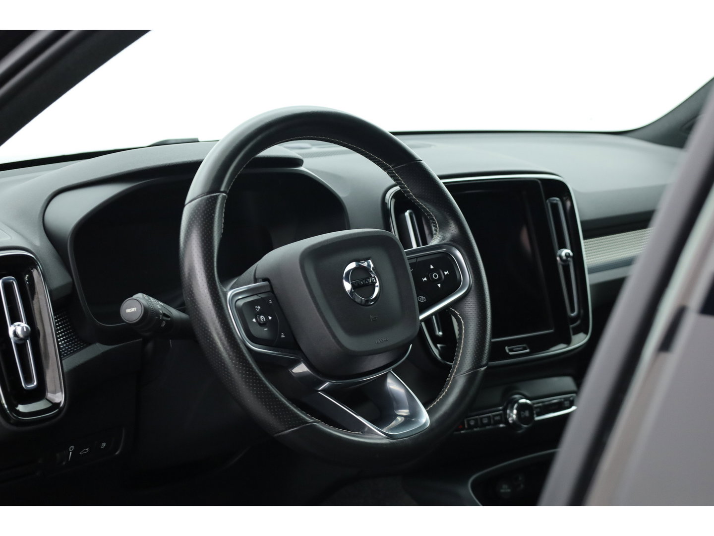 Volvo XC40 1.5 T4 Recharge R-Design Expression | Rijklaar! | Trekhaak | H&K Audio | Leder | Camera | Cruise | Stoel- Stuurverw. | Keyless | 19''