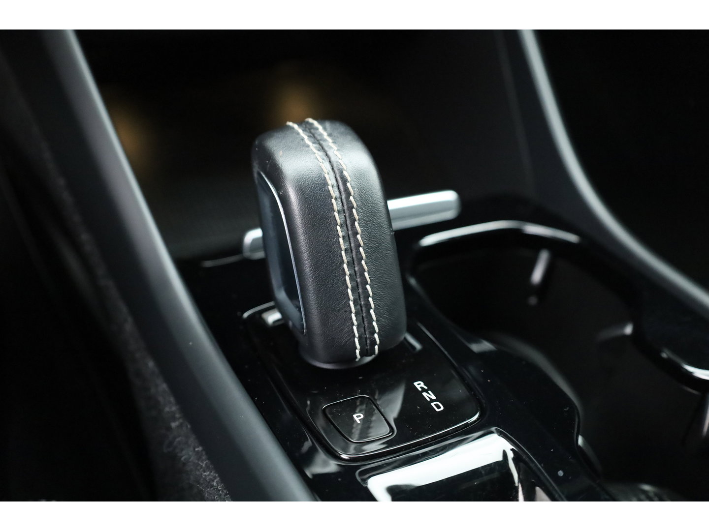 Volvo XC40 1.5 T4 Recharge R-Design Expression | Rijklaar! | Trekhaak | H&K Audio | Leder | Camera | Cruise | Stoel- Stuurverw. | Keyless | 19''