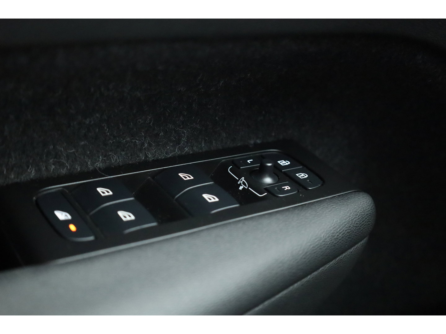 Volvo XC40 1.5 T4 Recharge R-Design Expression | Rijklaar! | Trekhaak | H&K Audio | Leder | Camera | Cruise | Stoel- Stuurverw. | Keyless | 19''