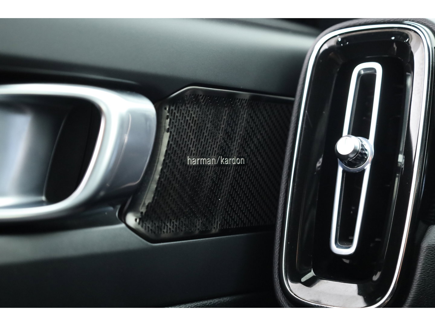 Volvo XC40 1.5 T4 Recharge R-Design Expression | Rijklaar! | Trekhaak | H&K Audio | Leder | Camera | Cruise | Stoel- Stuurverw. | Keyless | 19''