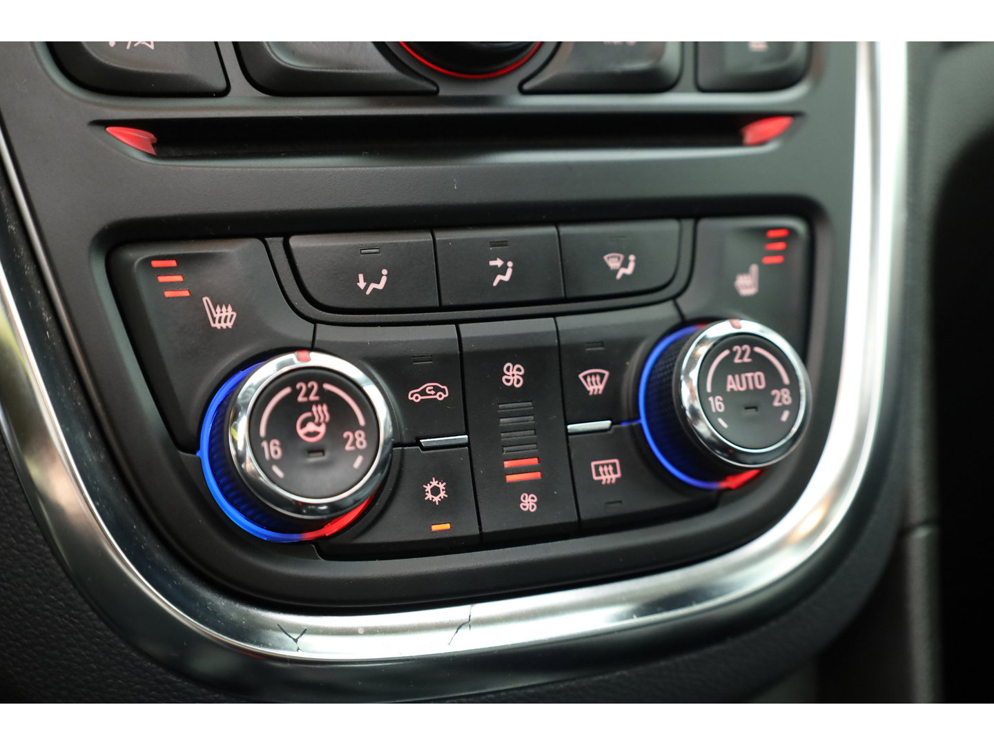 Opel Mokka 1.4 T Innovation | RIJKLAAR!! | Navi | All Season | Cruise | Trekhaak | Camera | Stoelverw. | DAB | Airco