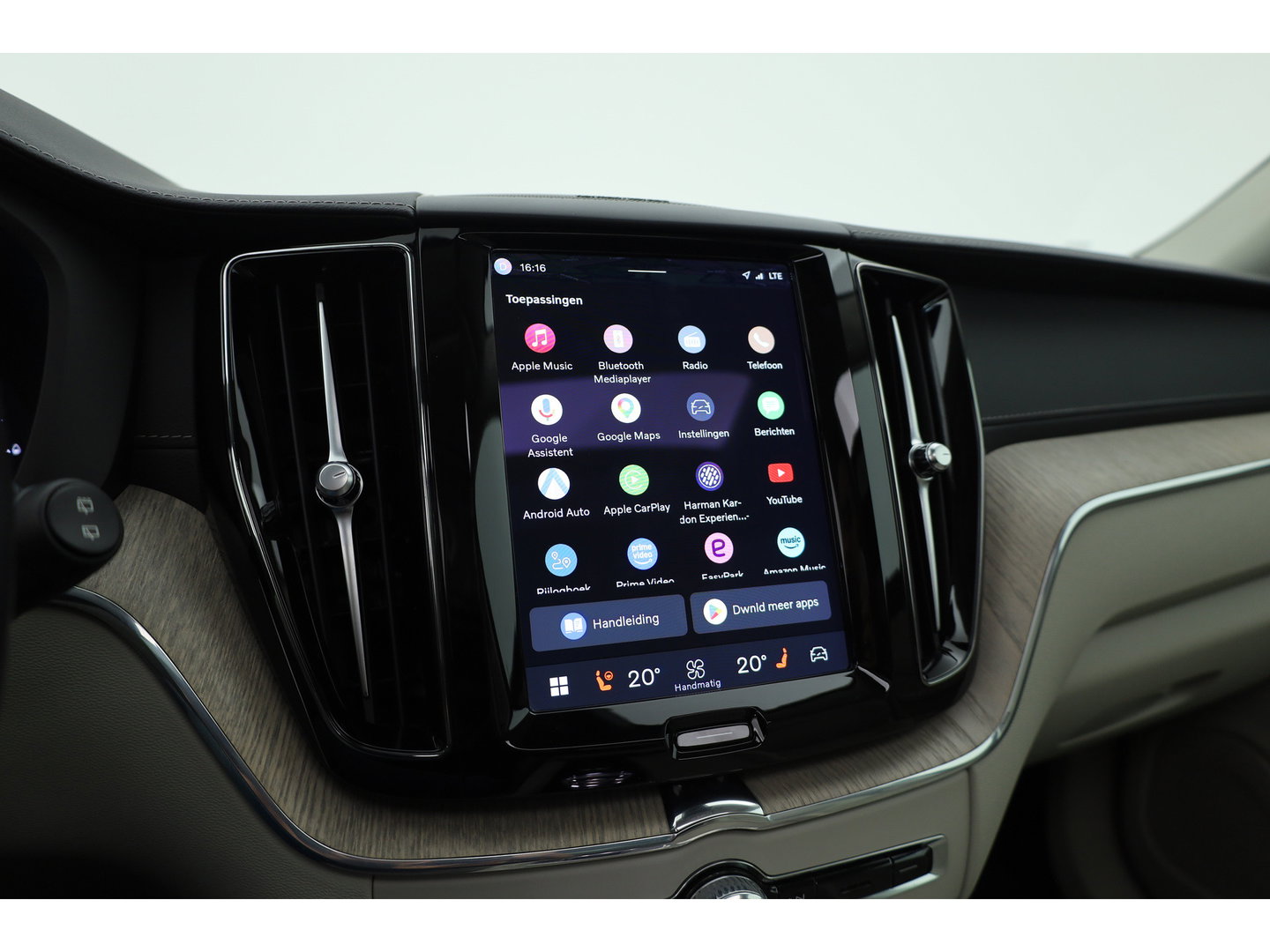 Volvo XC60 2.0 T8 Plug-in hybrid AWD Ultimate Dark | Luchtvering | Massage | Trekhaak | Head-up | Stoelvent. |