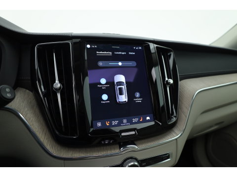 Volvo XC60 2.0 T8 Plug-in hybrid AWD Ultimate Dark | Luchtvering | Massage | Trekhaak | Head-up | Stoelvent. |