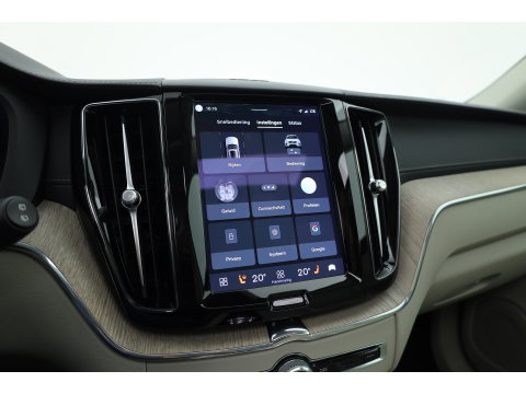 Volvo XC60 2.0 T8 Plug-in hybrid AWD Ultimate Dark | Luchtvering | Massage | Trekhaak | Head-up | Stoelvent. |