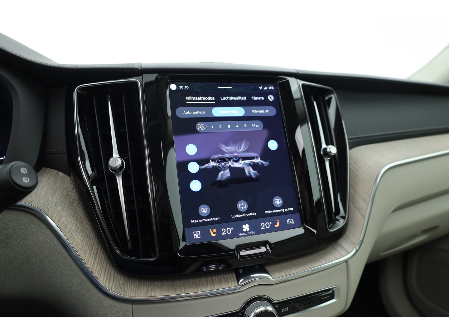 Volvo XC60 2.0 T8 Plug-in hybrid AWD Ultimate Dark | Luchtvering | Massage | Trekhaak | Head-up | Stoelvent. |