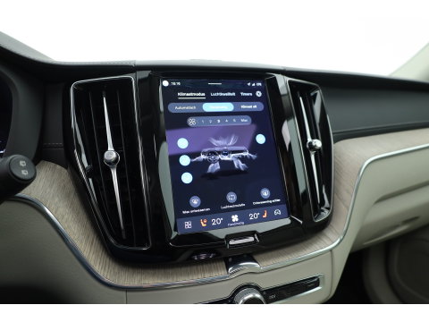 Volvo XC60 2.0 T8 Plug-in hybrid AWD Ultimate Dark | Luchtvering | Massage | Trekhaak | Head-up | Stoelvent. |