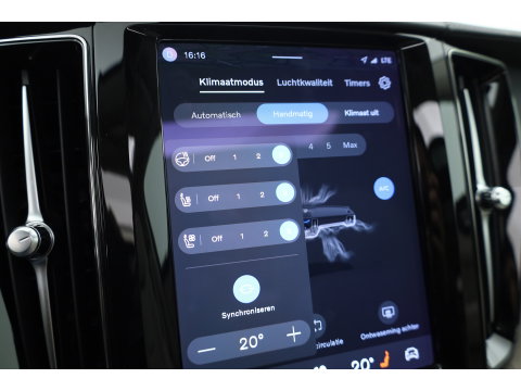 Volvo XC60 2.0 T8 Plug-in hybrid AWD Ultimate Dark | Luchtvering | Massage | Trekhaak | Head-up | Stoelvent. |