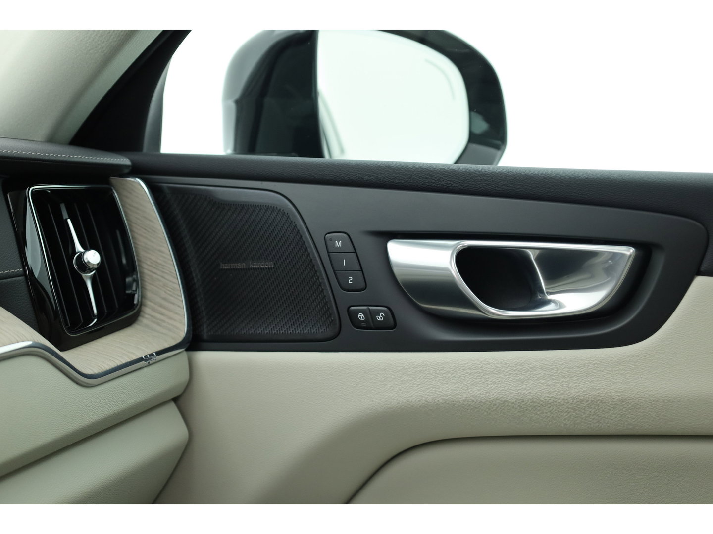 Volvo XC60 2.0 T8 Plug-in hybrid AWD Ultimate Dark | Luchtvering | Massage | Trekhaak | Head-up | Stoelvent. |