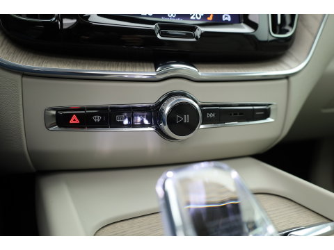 Volvo XC60 2.0 T8 Plug-in hybrid AWD Ultimate Dark | Luchtvering | Massage | Trekhaak | Head-up | Stoelvent. |