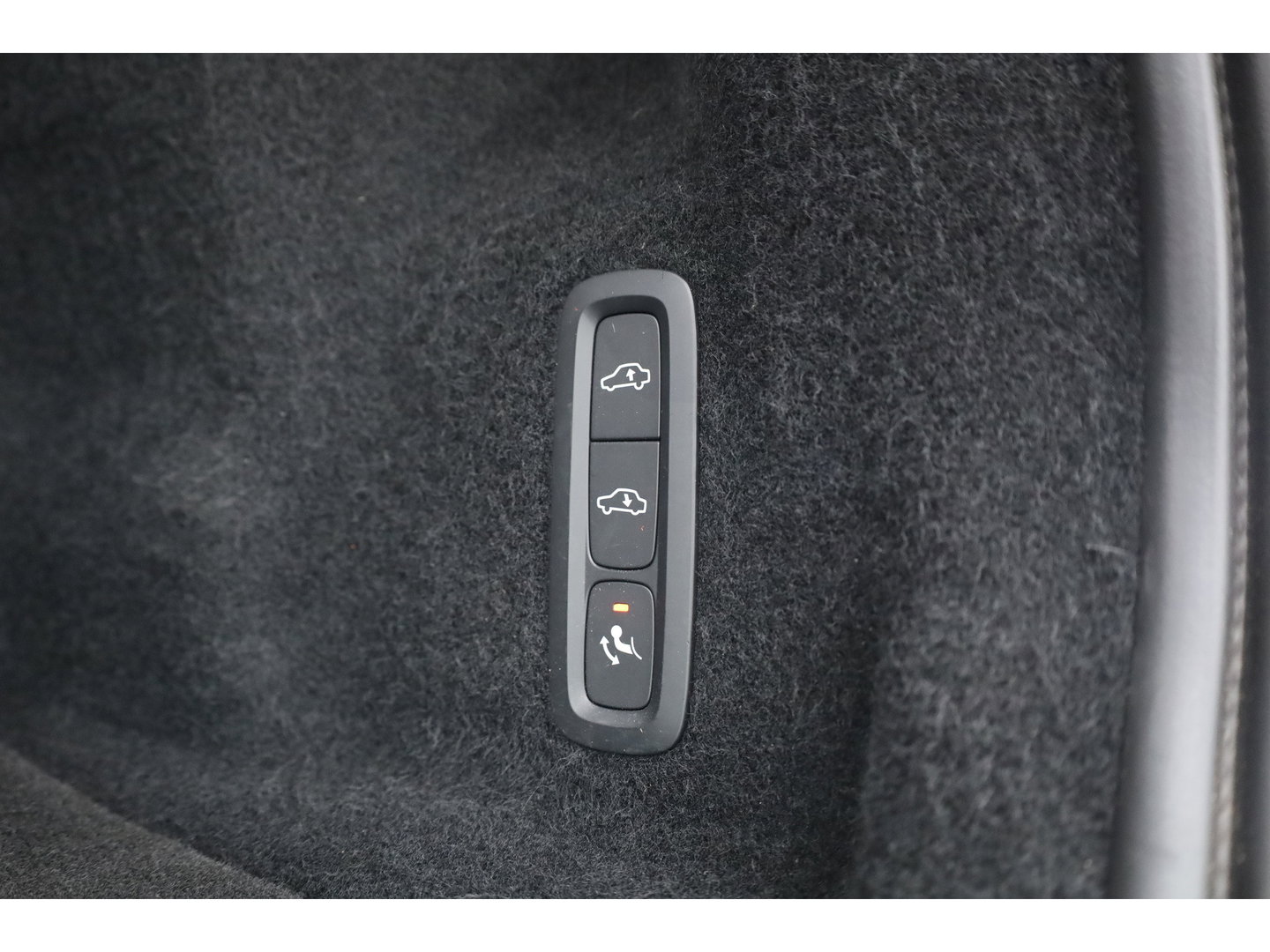 Volvo XC60 2.0 T8 Plug-in hybrid AWD Ultimate Dark | Luchtvering | Massage | Trekhaak | Head-up | Stoelvent. |