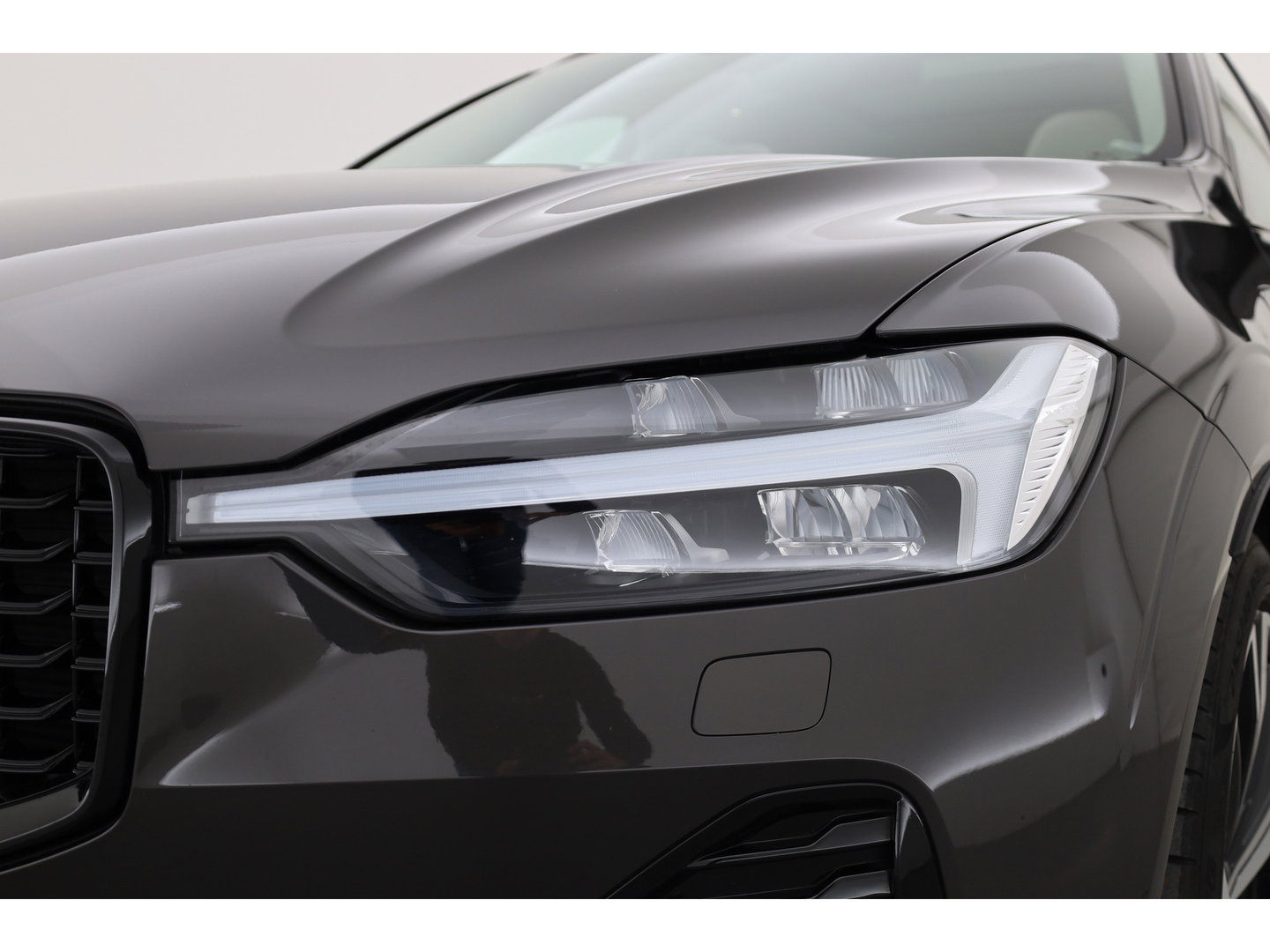 Volvo XC60 2.0 T8 Plug-in hybrid AWD Ultimate Dark | Luchtvering | Massage | Trekhaak | Head-up | Stoelvent. |