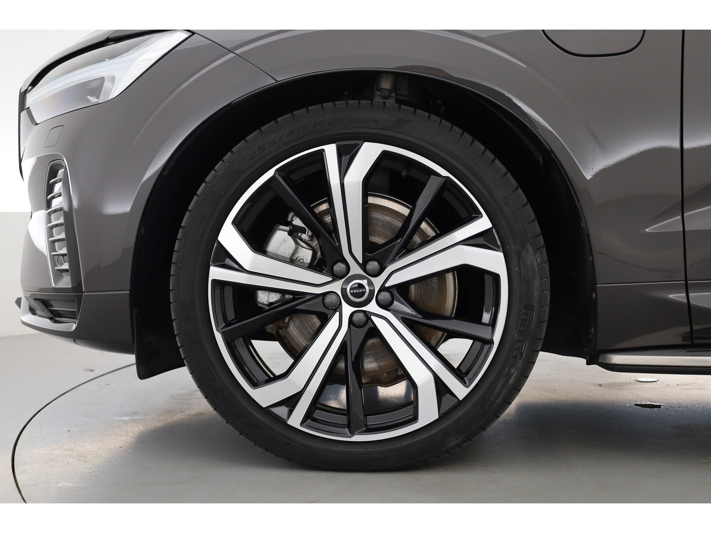 Volvo XC60 2.0 T8 Plug-in hybrid AWD Ultimate Dark | Luchtvering | Massage | Trekhaak | Head-up | Stoelvent. |