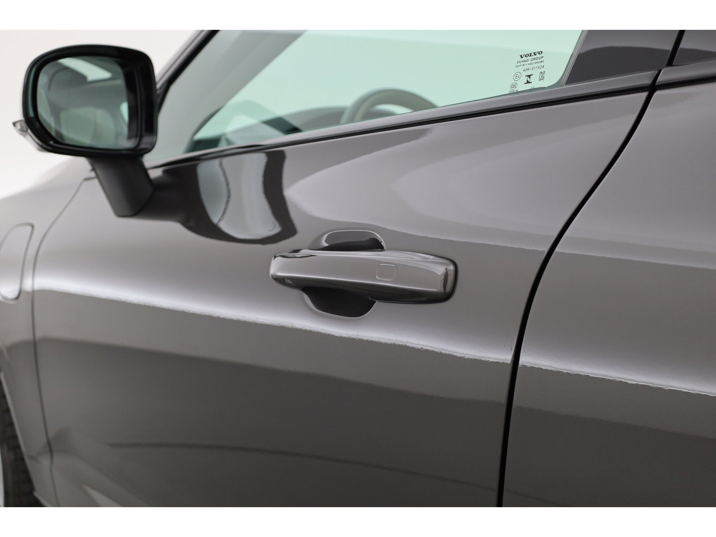 Volvo XC60 2.0 T8 Plug-in hybrid AWD Ultimate Dark | Luchtvering | Massage | Trekhaak | Head-up | Stoelvent. |