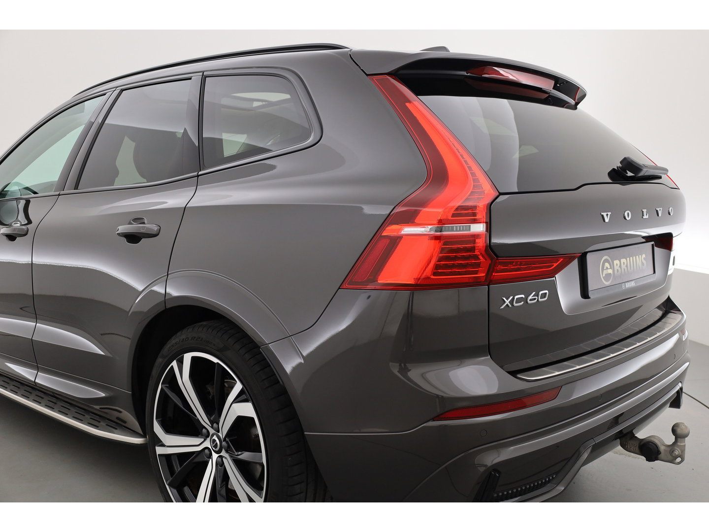 Volvo XC60 2.0 T8 Plug-in hybrid AWD Ultimate Dark | Luchtvering | Massage | Trekhaak | Head-up | Stoelvent. |